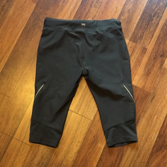 Lucy Tech Capri Leggings - Picture 5 of 8